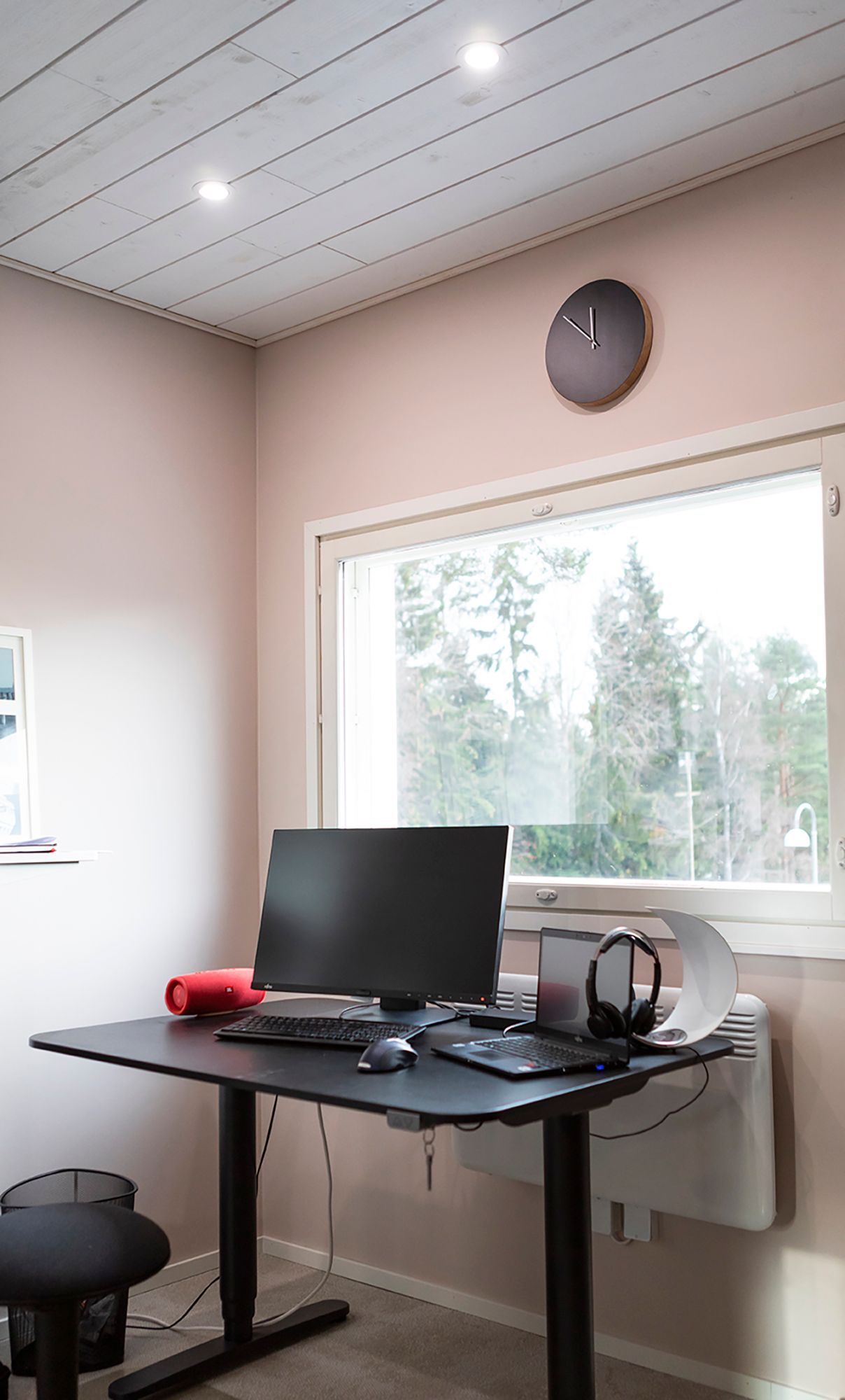Upotettavat kattospotit työpisteen valaistuksena. Ledstore.fi